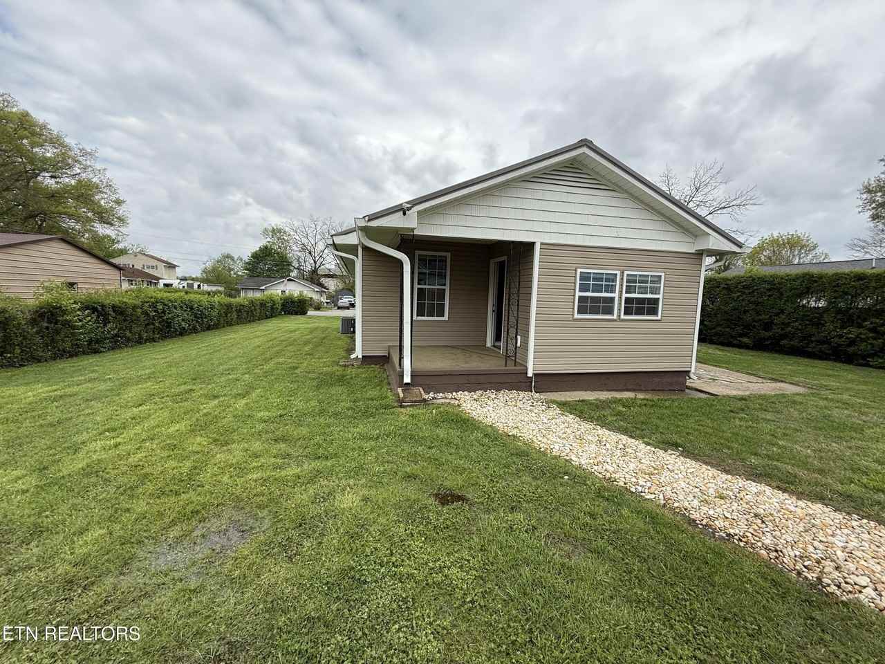 111 Marshall Cir - Photo 3 of 17