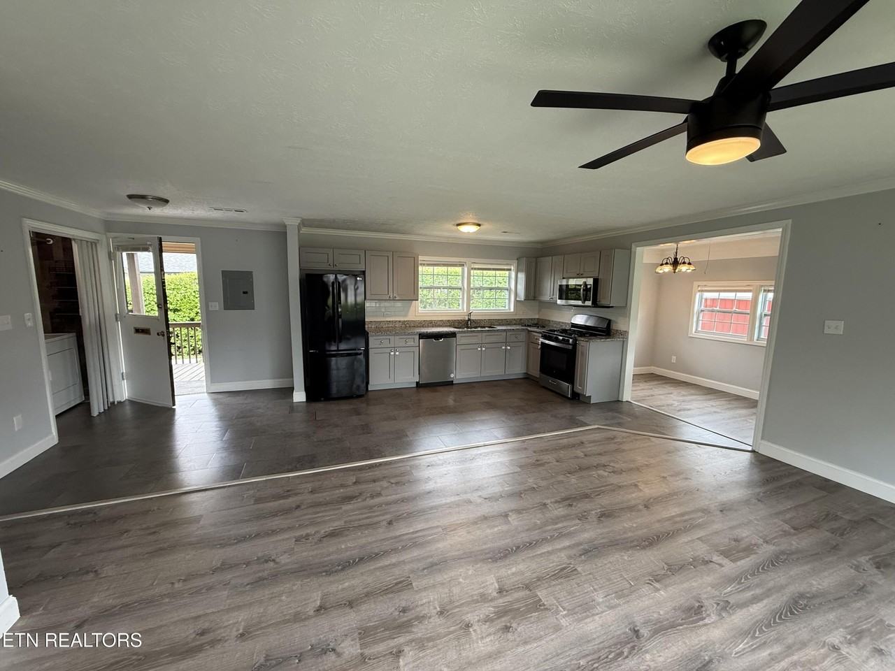 111 Marshall Cir - Photo 4 of 17