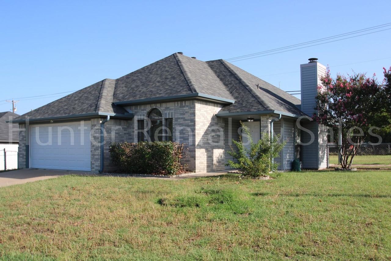 2701 Fieldstone Dr - Photo 2 of 24