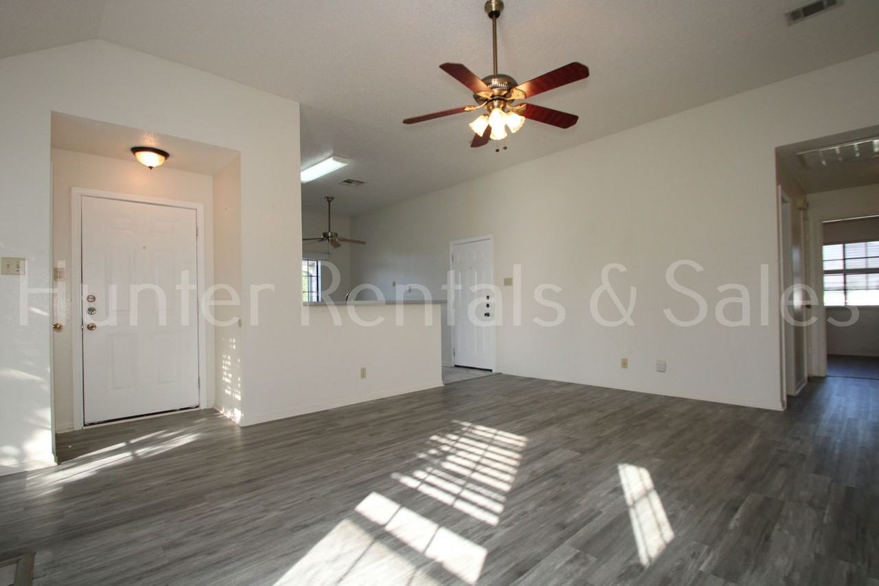 2701 Fieldstone Dr - Photo 4 of 24