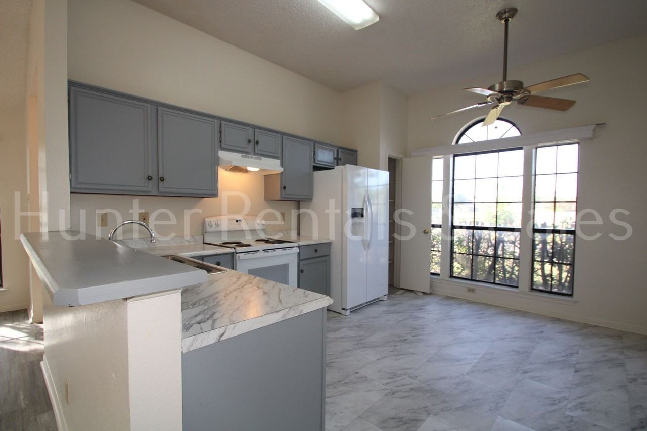 2701 Fieldstone Dr - Photo 7 of 24