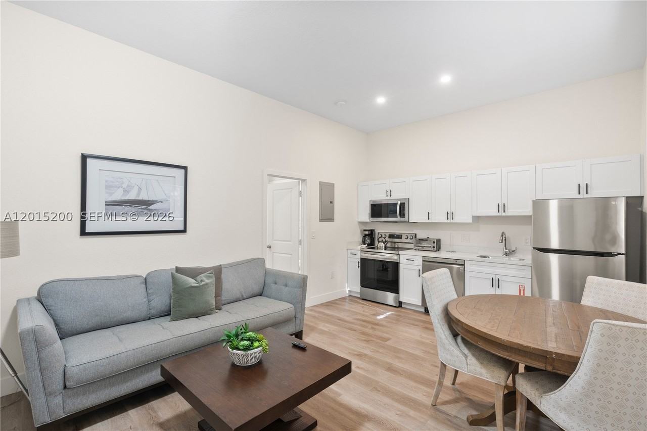 830 Se 14th St #3 - Photo 3 of 13