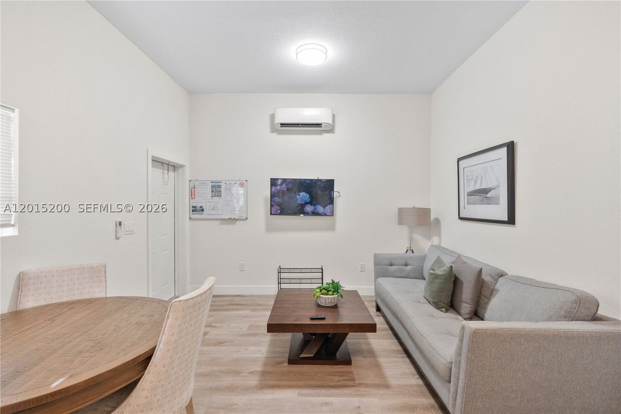 830 Se 14th St #3 - Photo 4 of 13