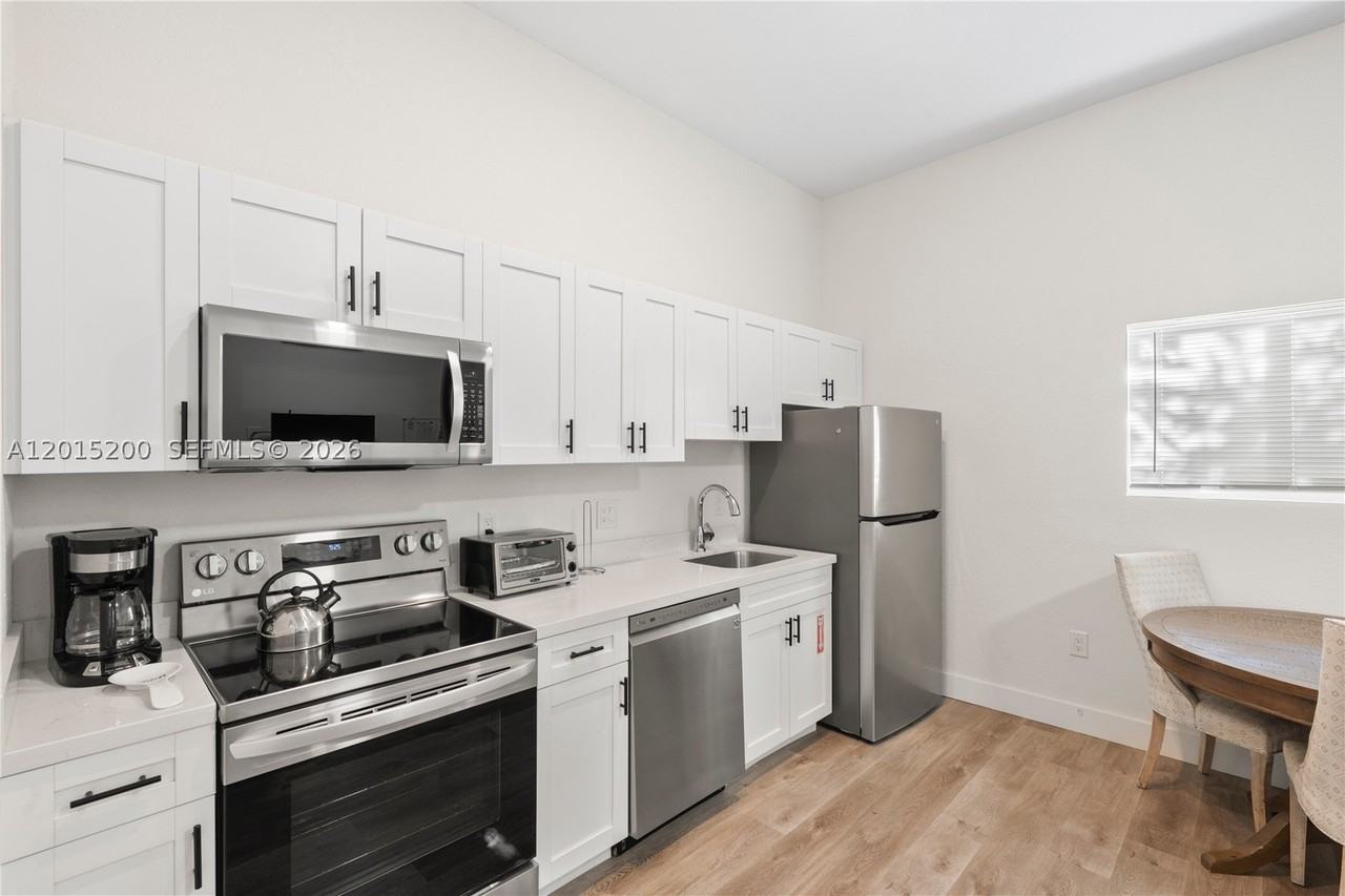 830 Se 14th St #3 - Photo 6 of 13