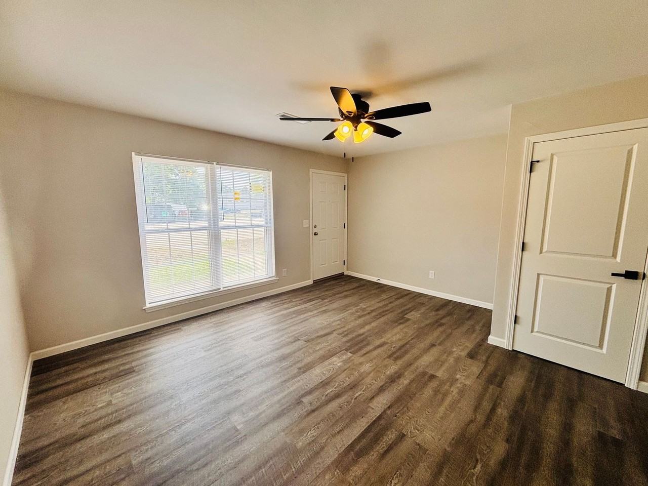 101 N Oak St - Photo 2 of 20