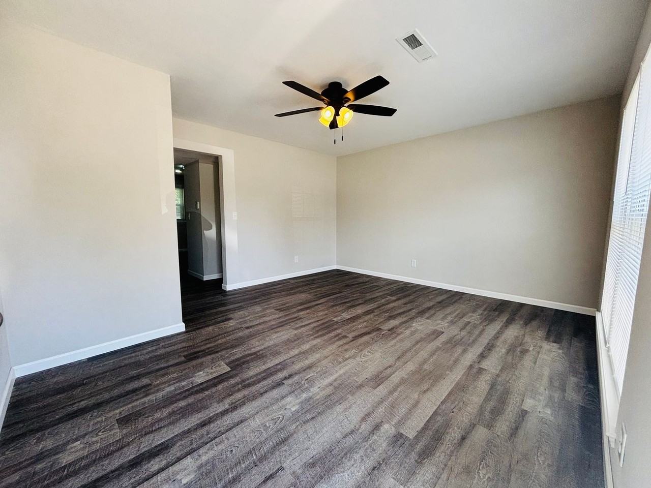 101 N Oak St - Photo 3 of 20