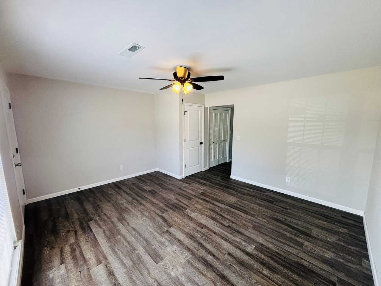 101 N Oak St - Photo 4 of 20