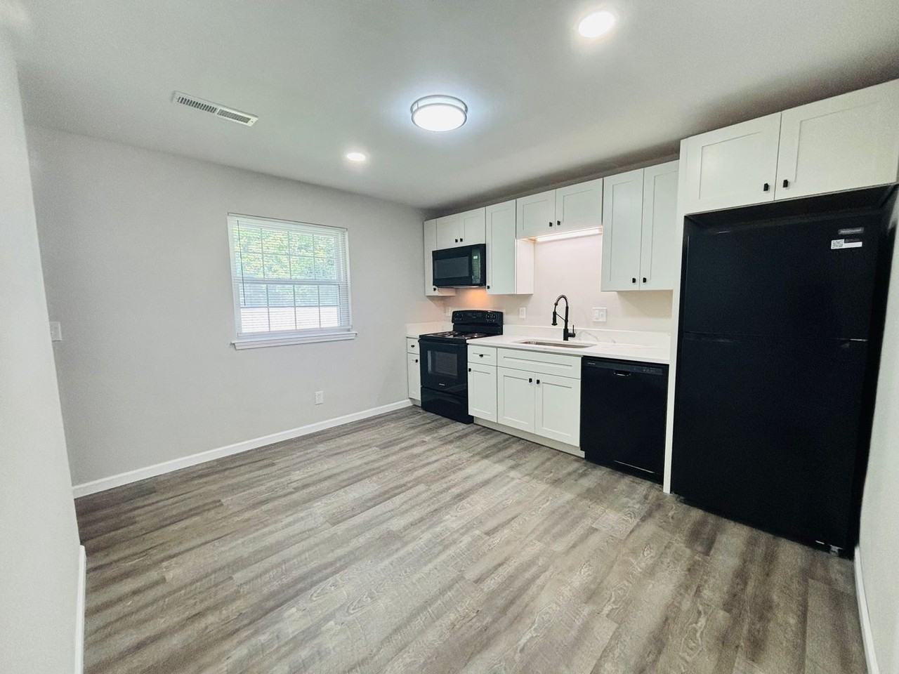 101 N Oak St - Photo 7 of 20