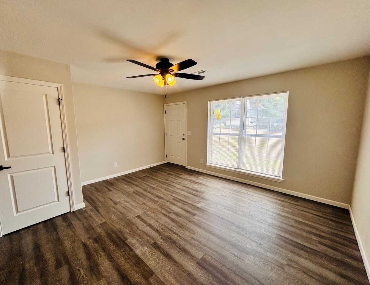 101 N Oak St - Photo 2 of 20