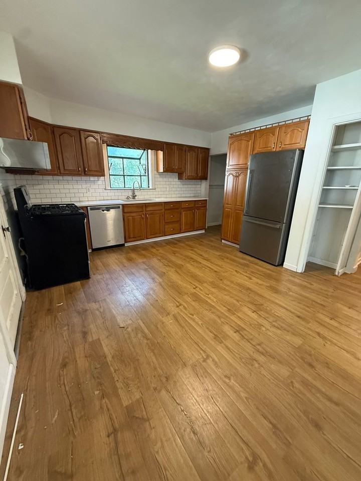 204 Kismet St - Photo 6 of 17
