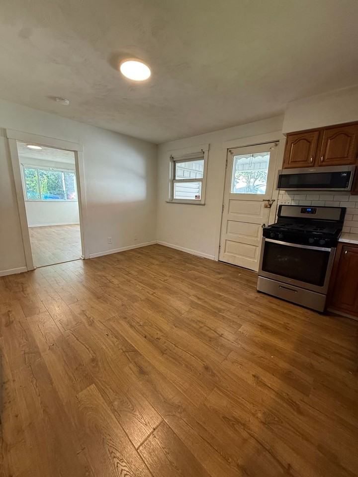 204 Kismet St - Photo 7 of 17