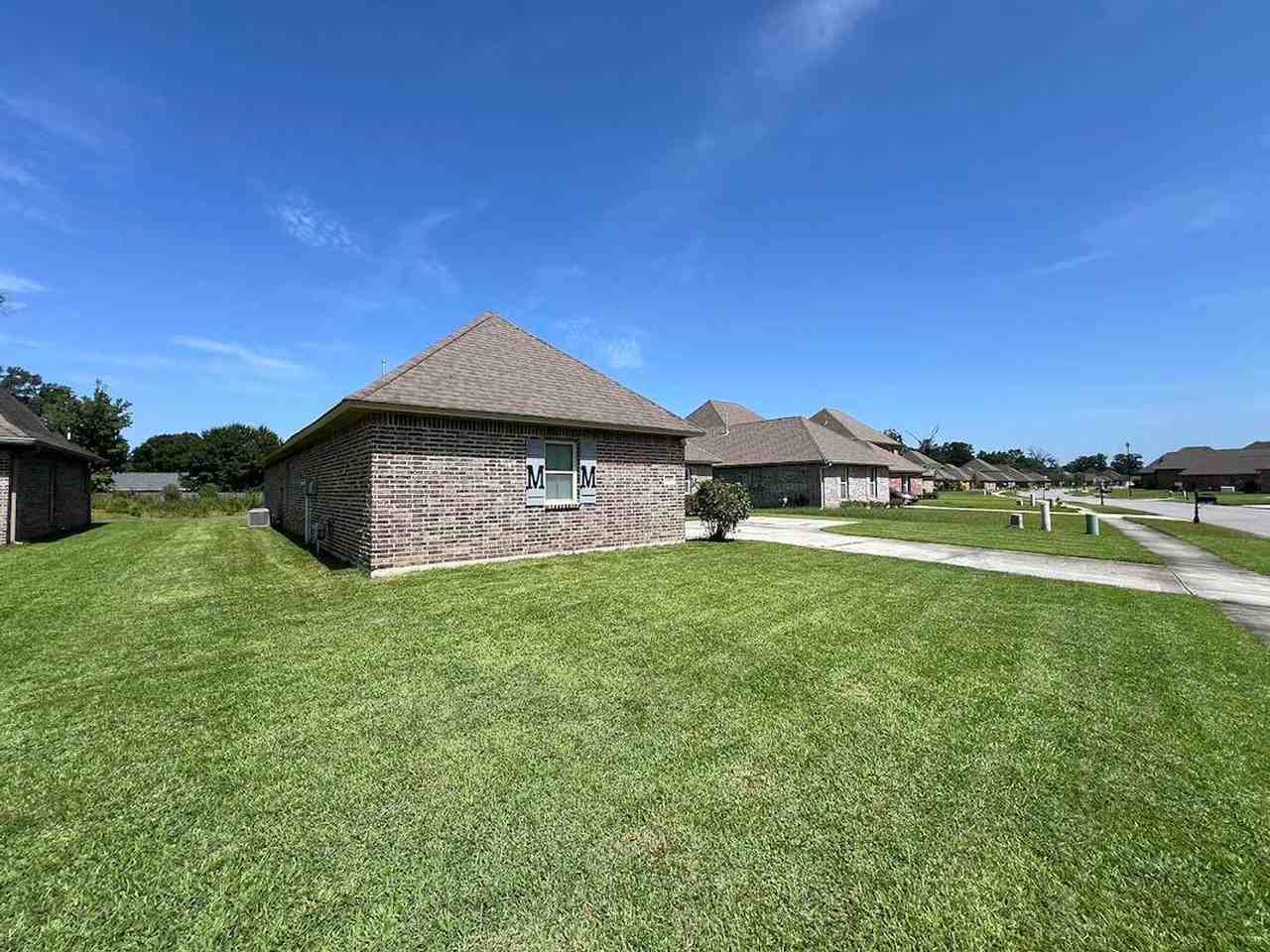 18063 River Landing Dr - Photo 3 of 25
