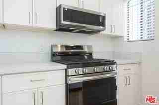 1443 N Mariposa Ave - Photo 4 of 8