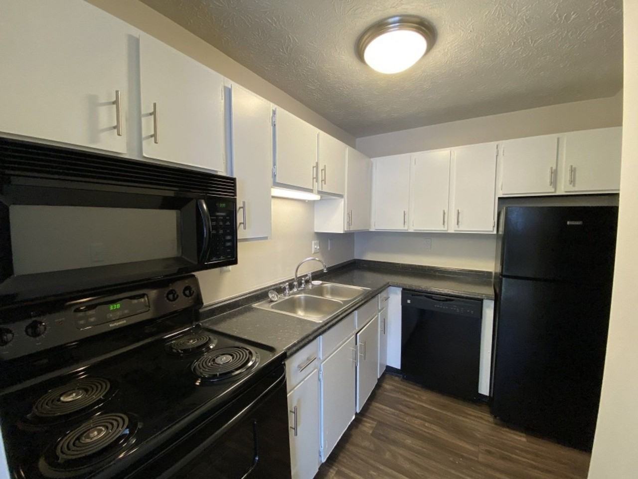 Vantage Pointe Apartments - Photo 3 of 10