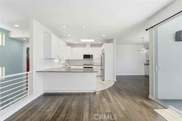 935 1st St #B - Photo 2 of 8