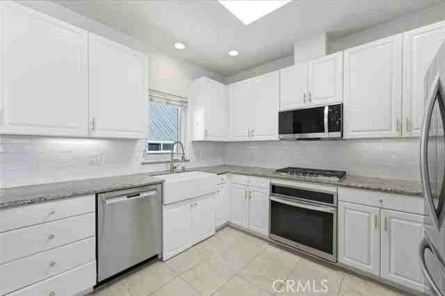935 1st St #B - Photo 5 of 8