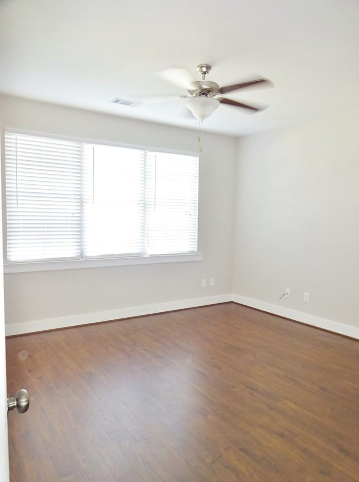 555 Polo Way - Photo 5 of 25