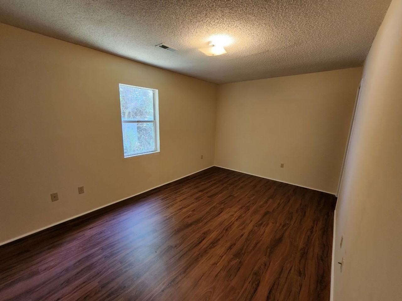 209 E Broad St - Photo 4 of 13