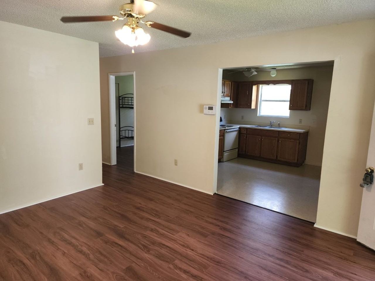 209 E Broad St - Photo 6 of 13