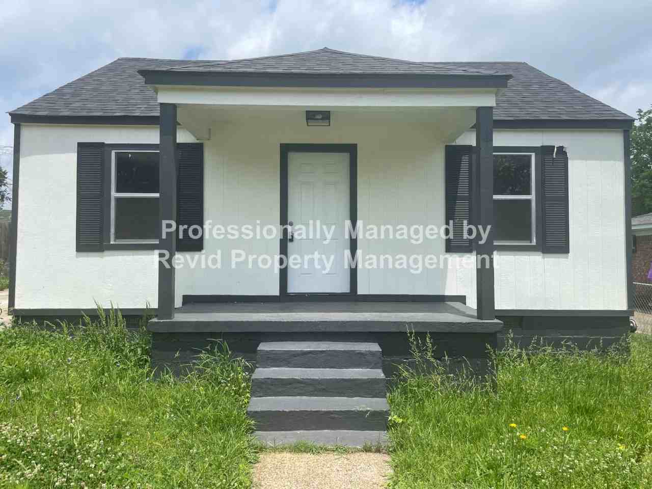 1882 E Person Ave - Photo 2 of 11