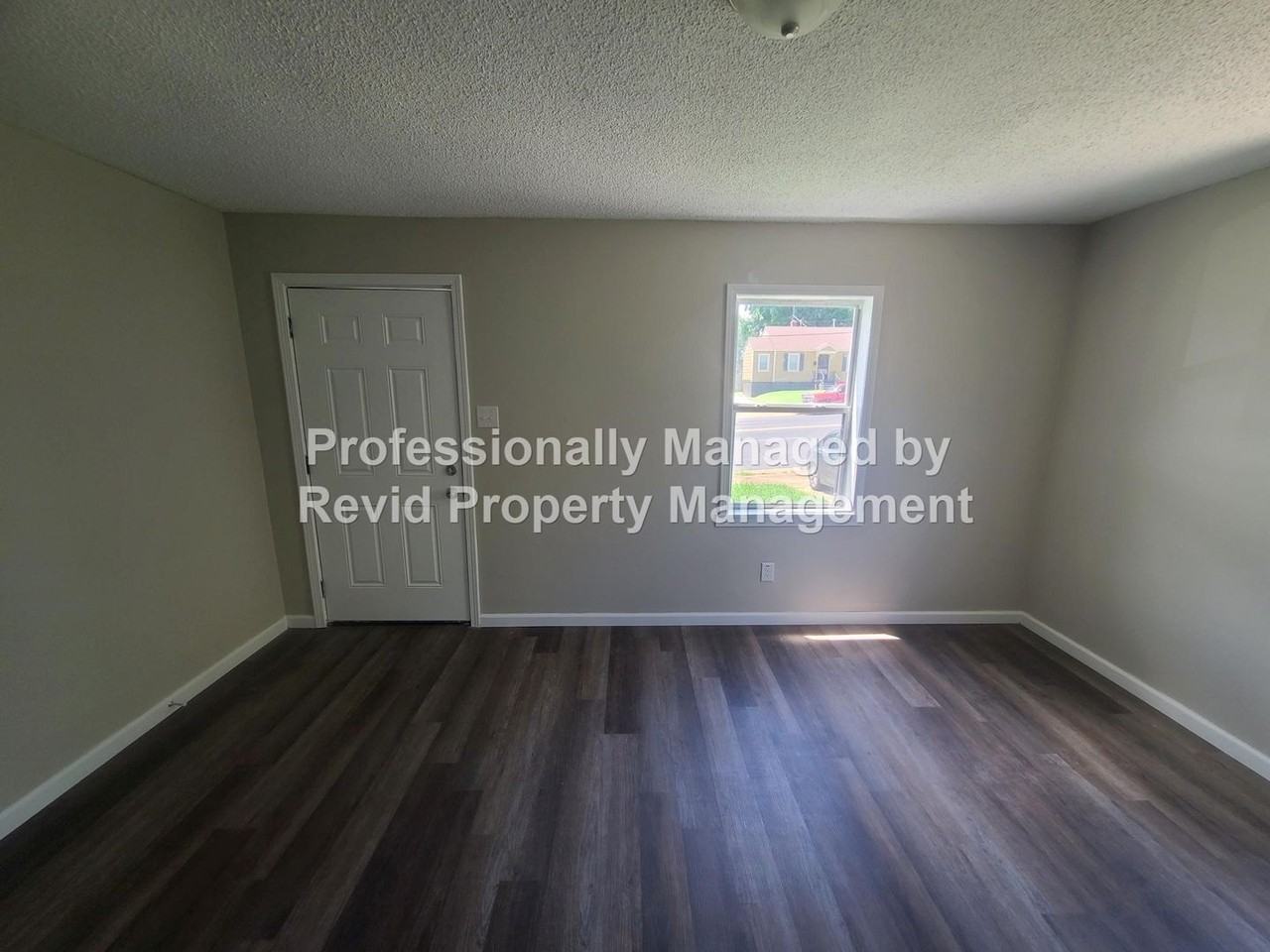 1882 E Person Ave - Photo 3 of 11
