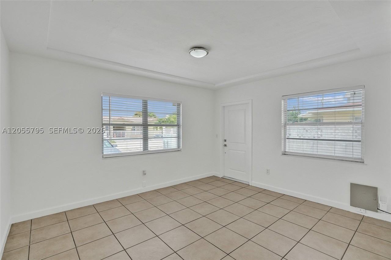 2920 Sw 3rd St #2920 - Photo 4 of 21