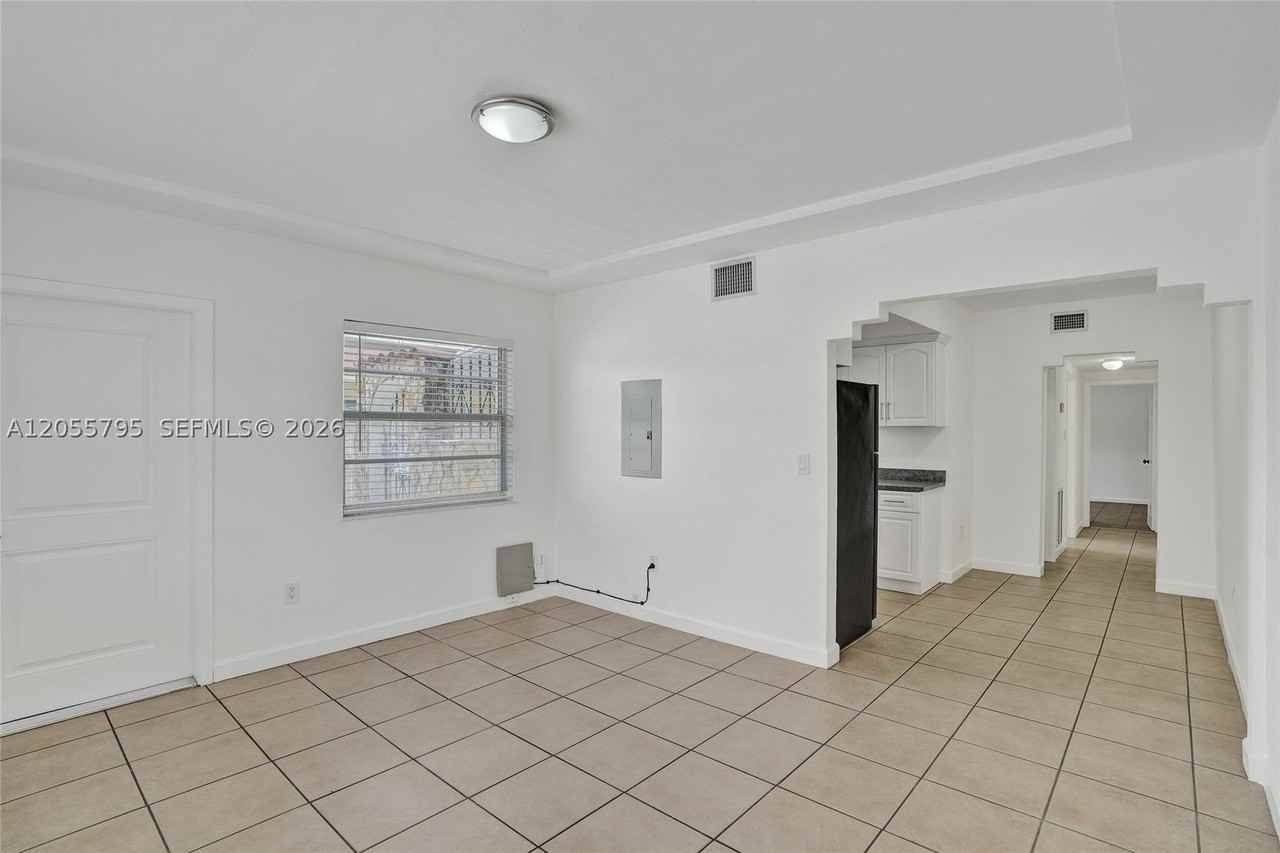 2920 Sw 3rd St #2920 - Photo 5 of 21