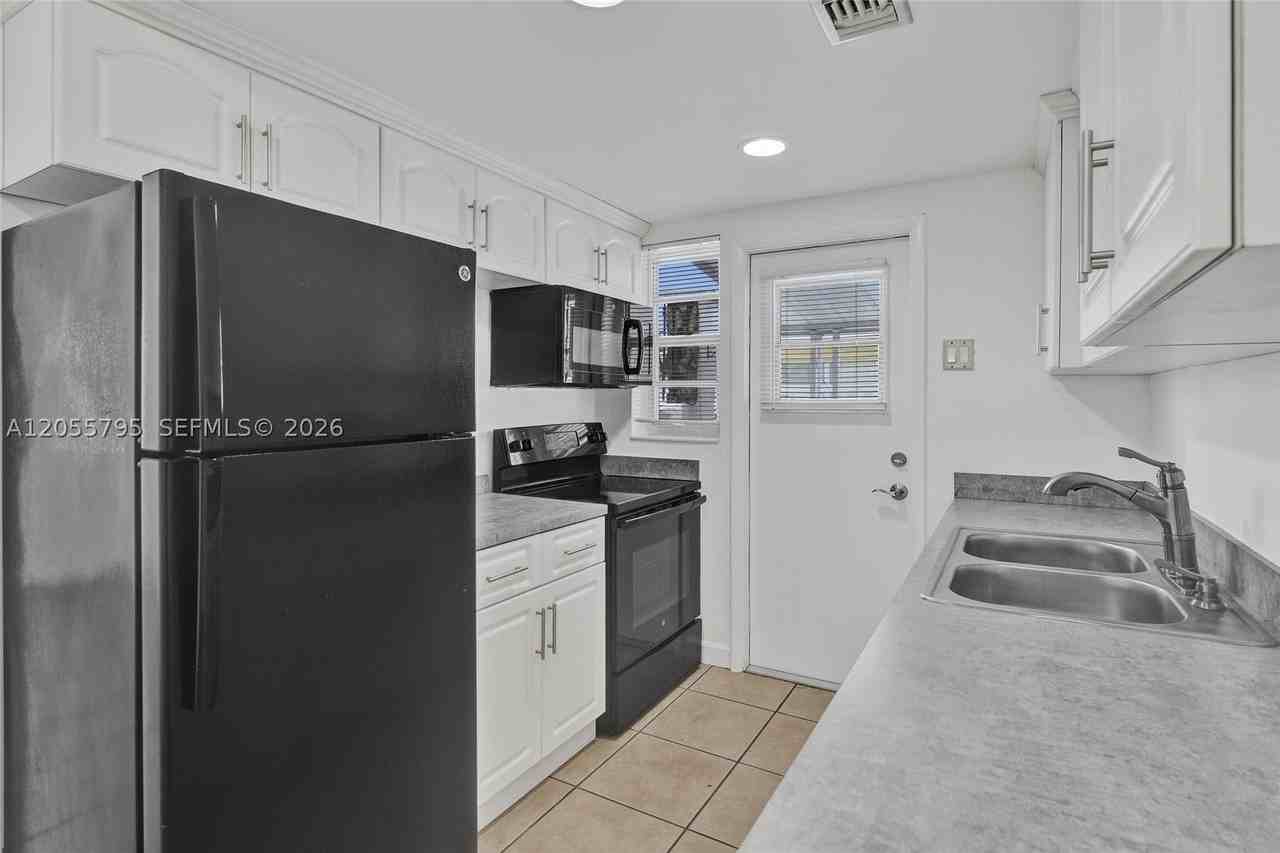 2920 Sw 3rd St #2920 - Photo 6 of 21