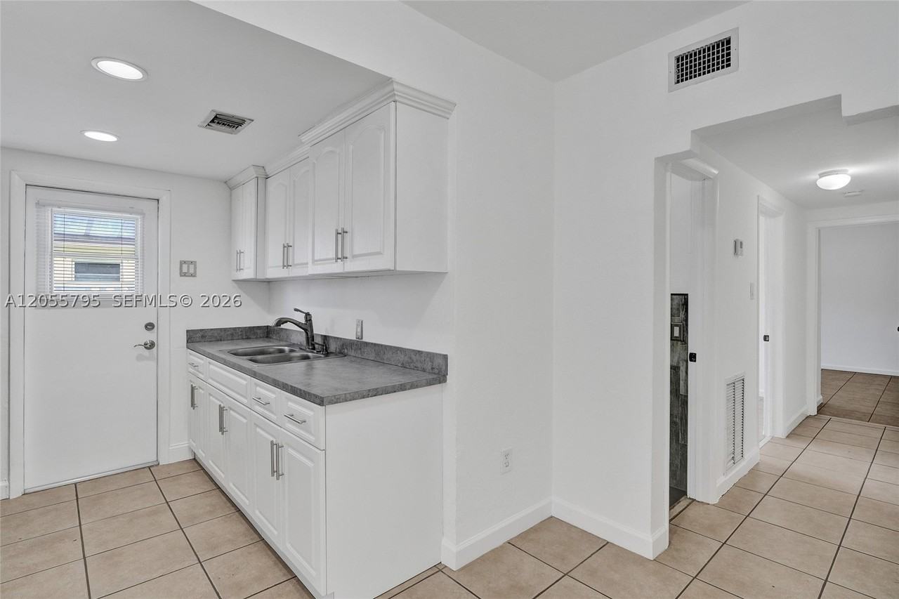 2920 Sw 3rd St #2920 - Photo 7 of 21