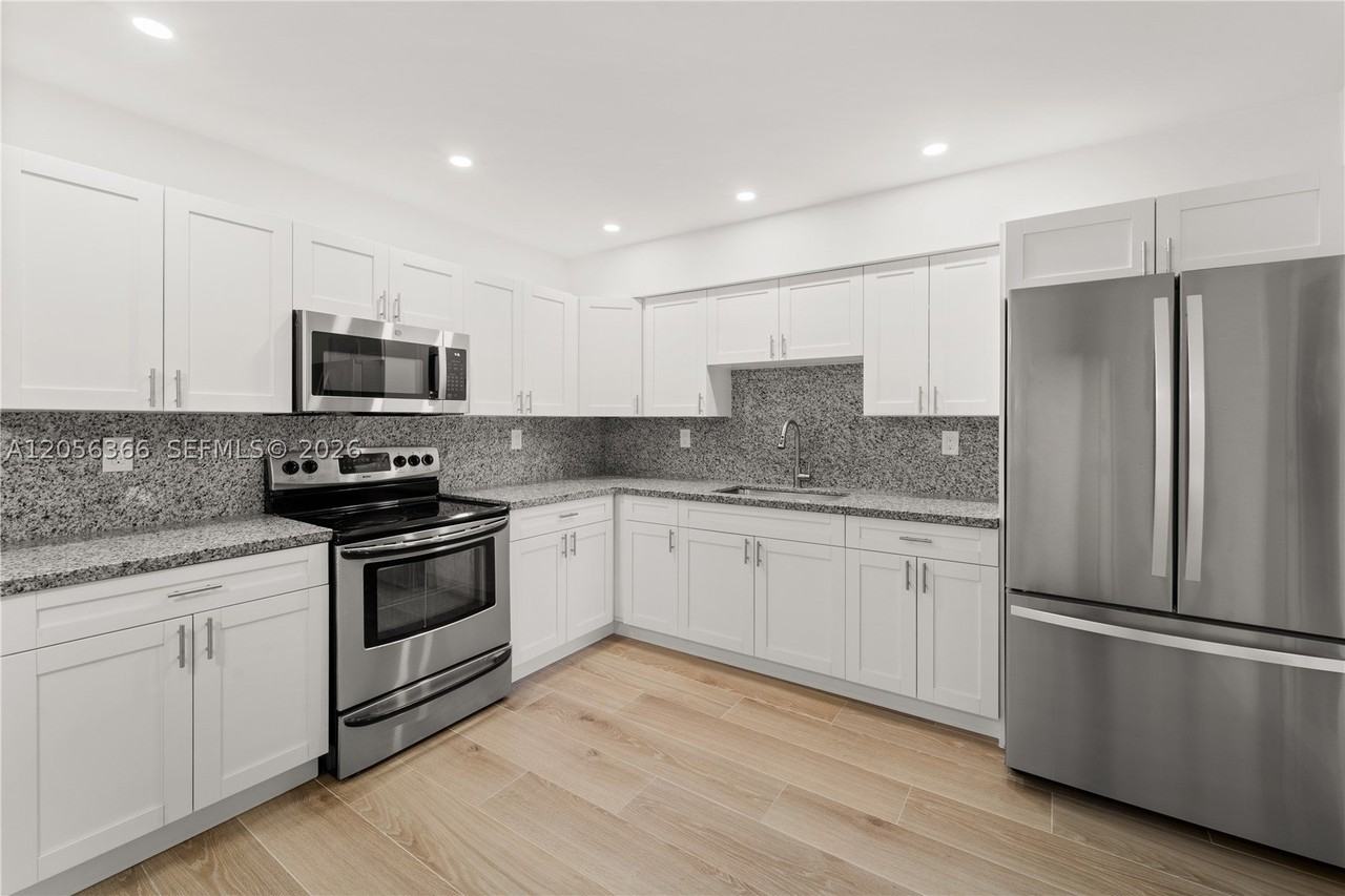 35 Nw 49th Ave - Photo 2 of 28