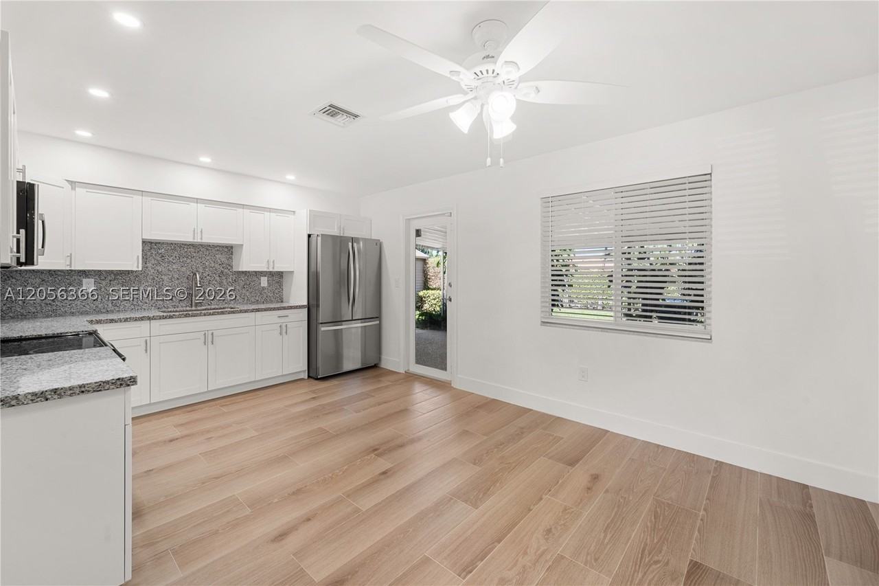 35 Nw 49th Ave - Photo 3 of 28
