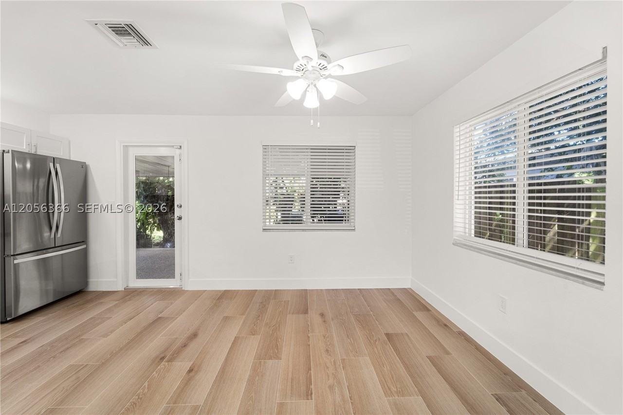 35 Nw 49th Ave - Photo 4 of 28