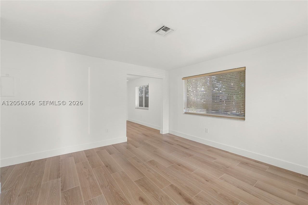 35 Nw 49th Ave - Photo 5 of 28