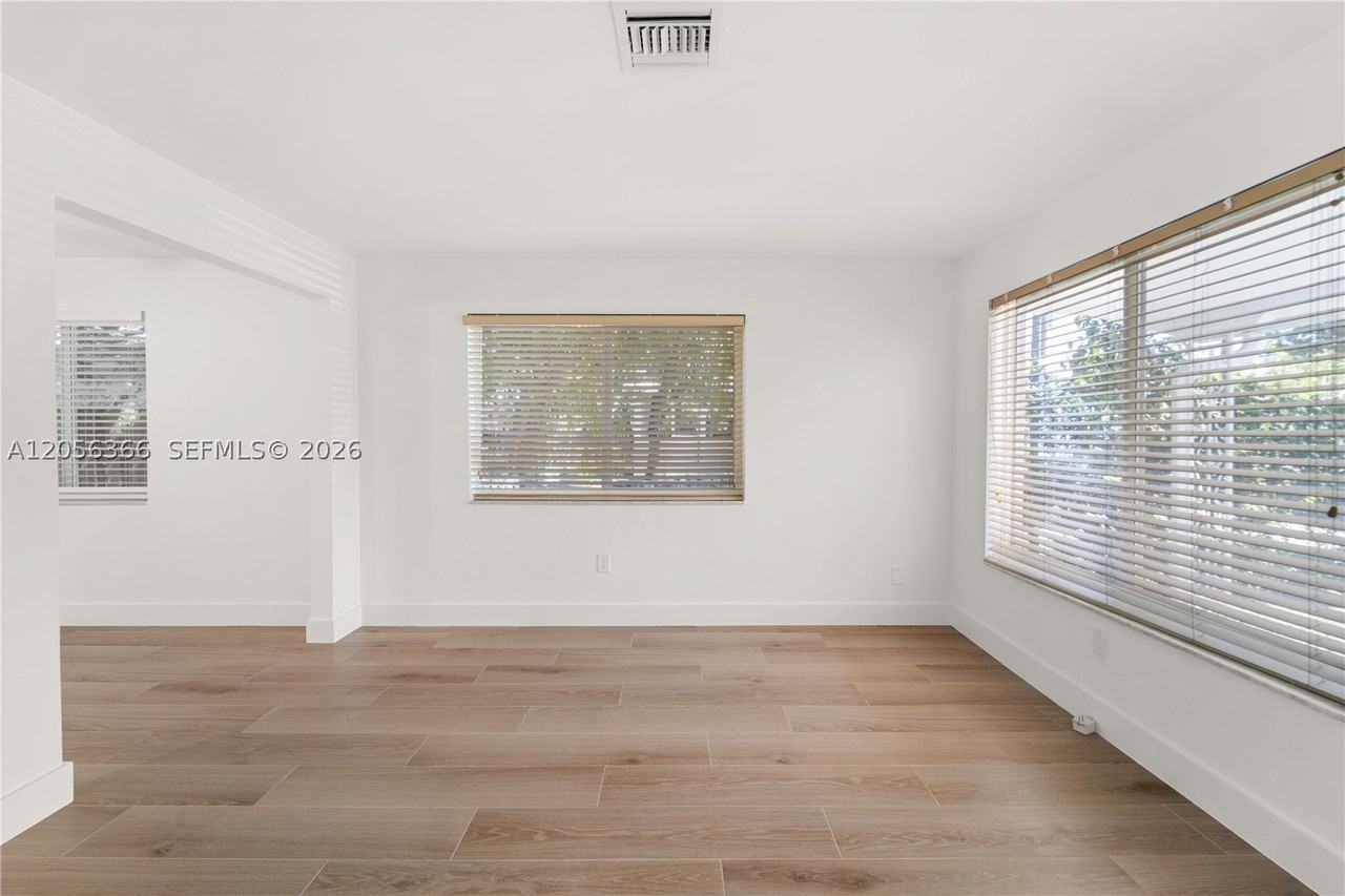 35 Nw 49th Ave - Photo 6 of 28