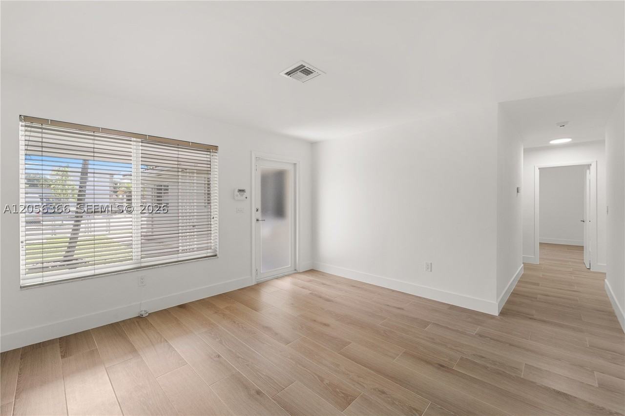 35 Nw 49th Ave - Photo 7 of 28