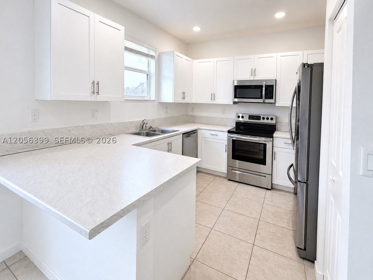 2637 Se 12th St - Photo 2 of 16