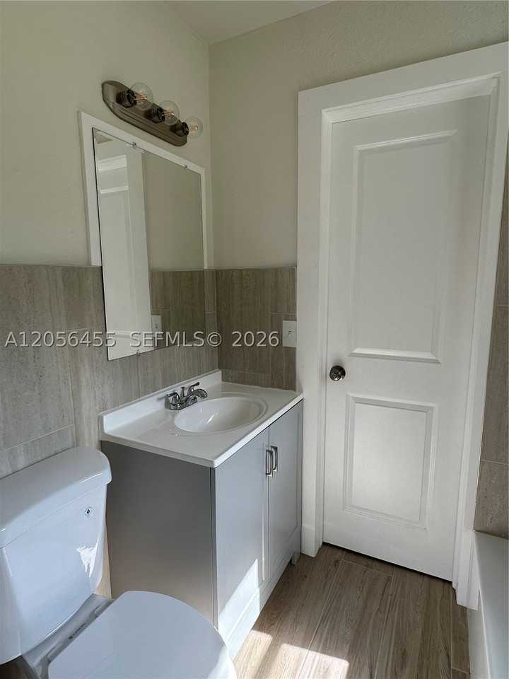 1048 Avenue E #3 - Photo 4 of 10