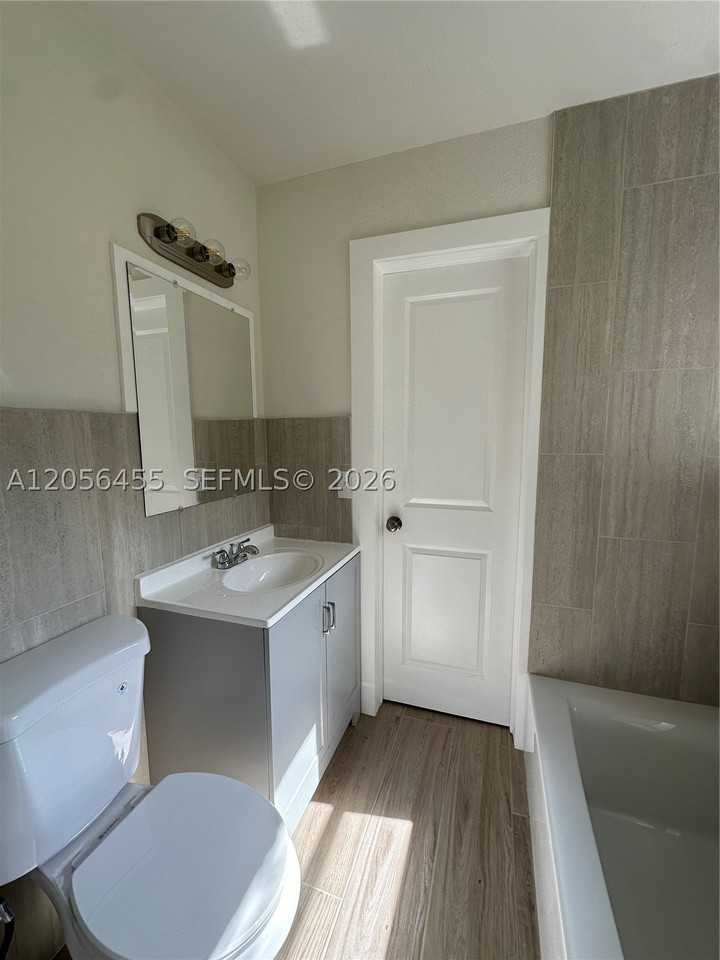 1048 Avenue E #3 - Photo 5 of 10