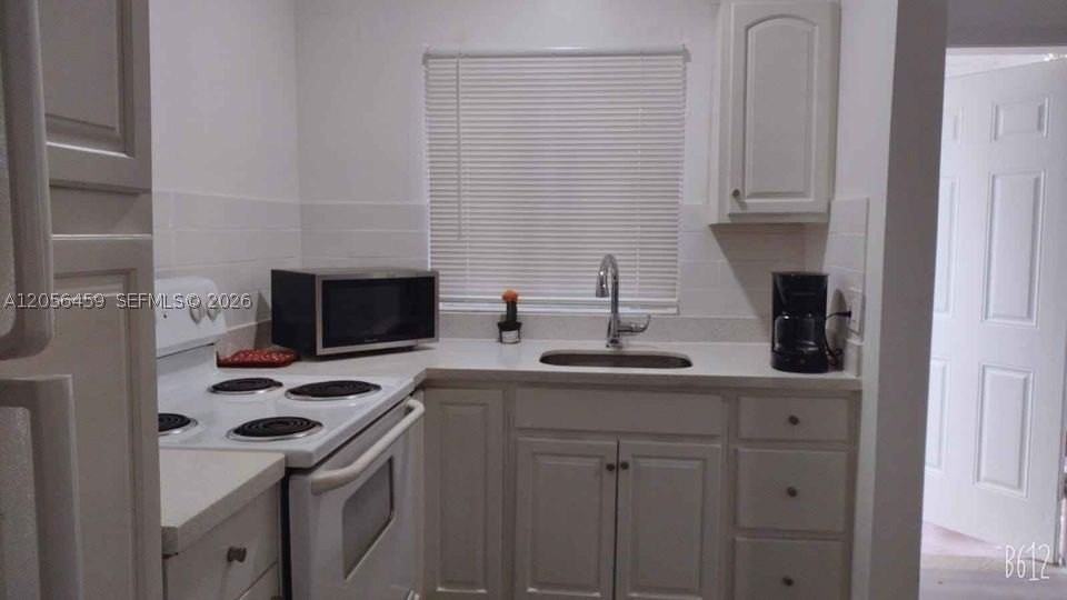 635 Sw 16th Ave #2 - Photo 2 of 6