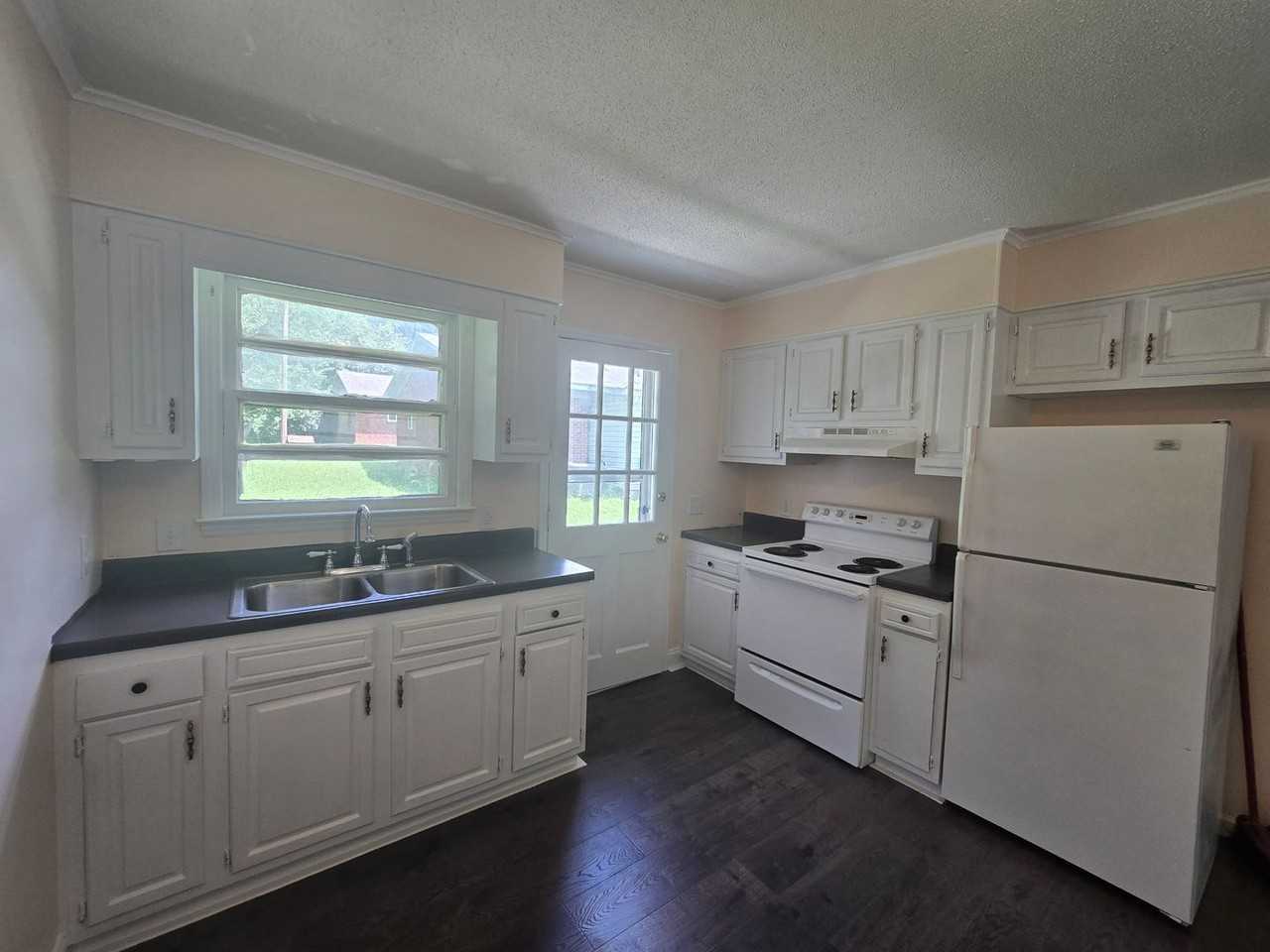 1031 Pegram Ave #B - Photo 3 of 10