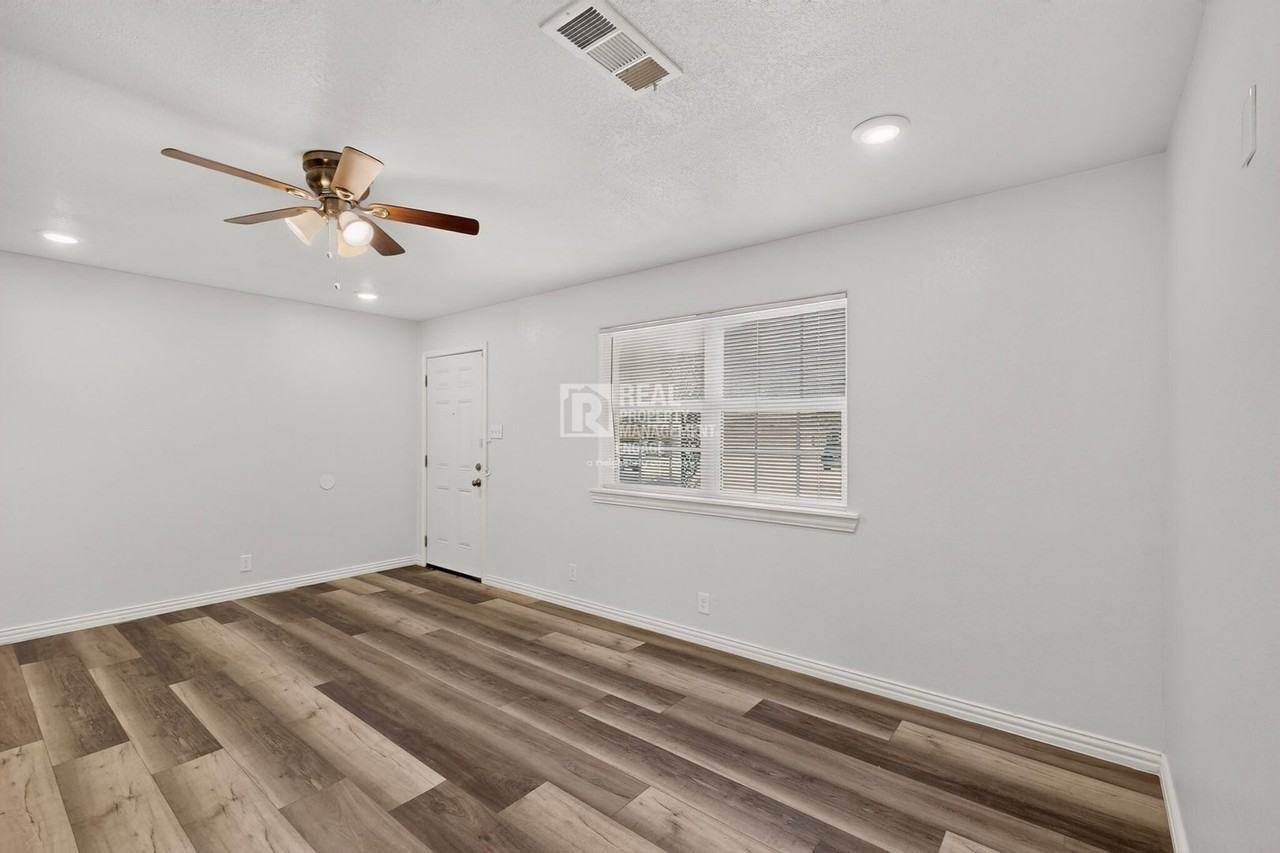 4401 Steven St - Photo 7 of 46