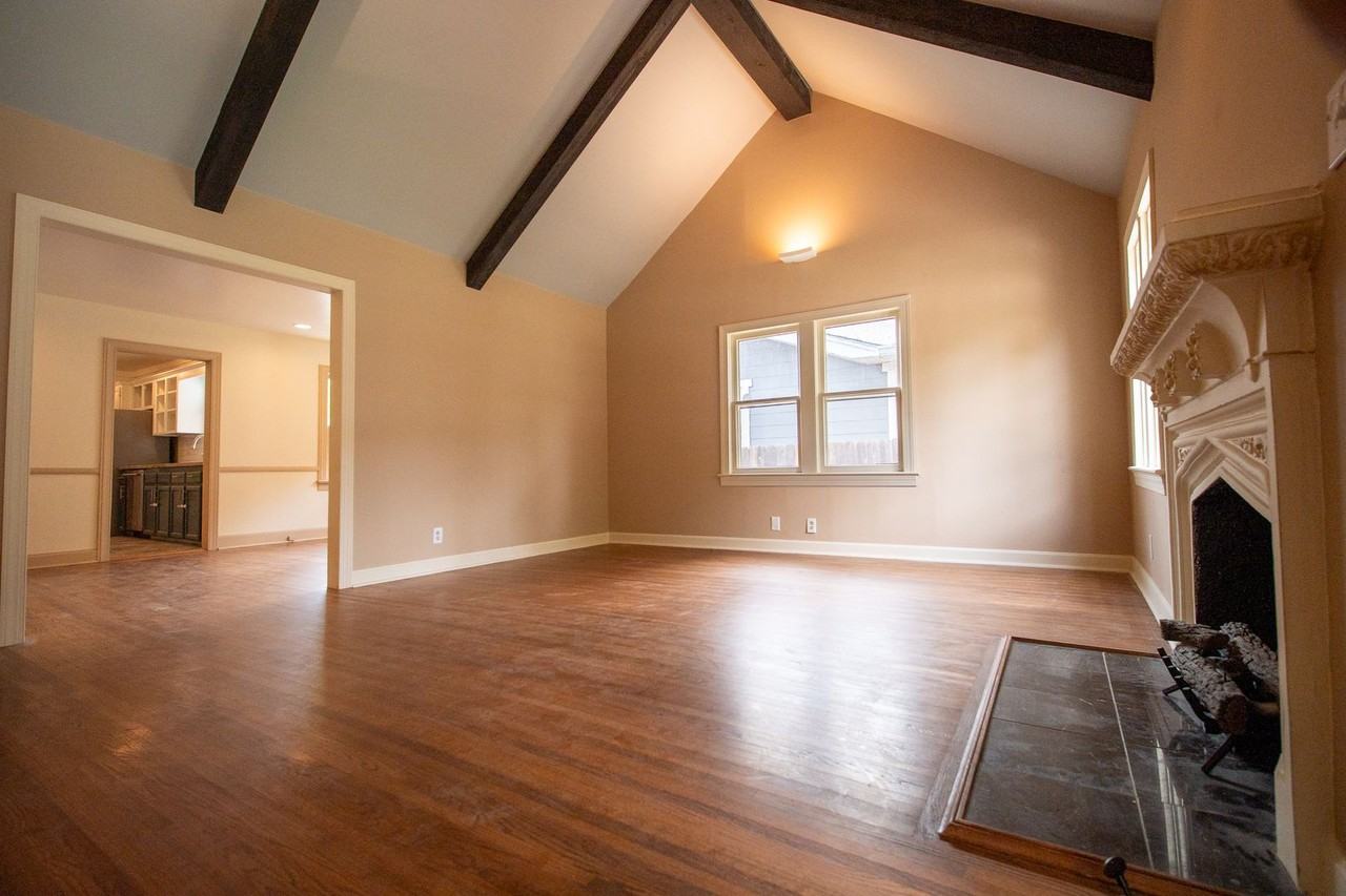 2124 E 19th St - Photo 4 of 30