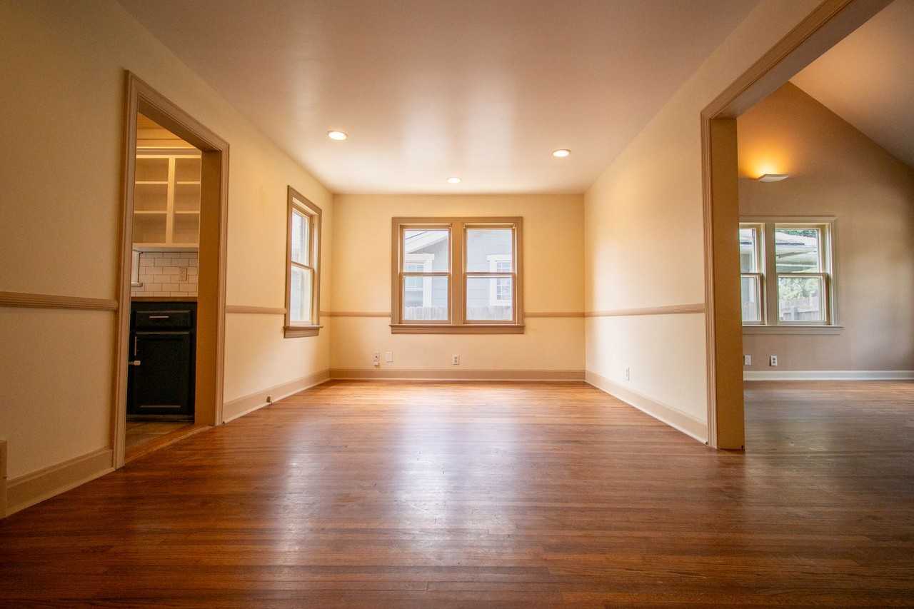 2124 E 19th St - Photo 6 of 30
