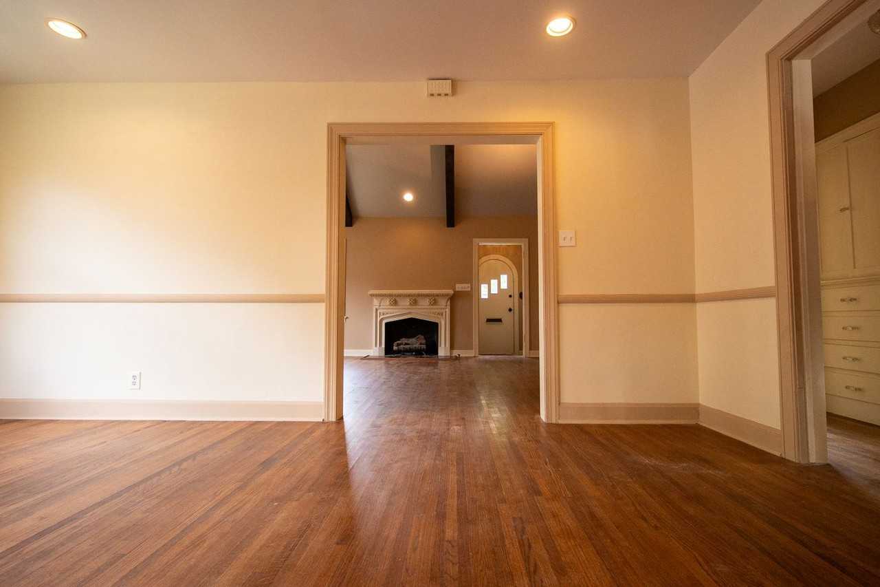 2124 E 19th St - Photo 7 of 30
