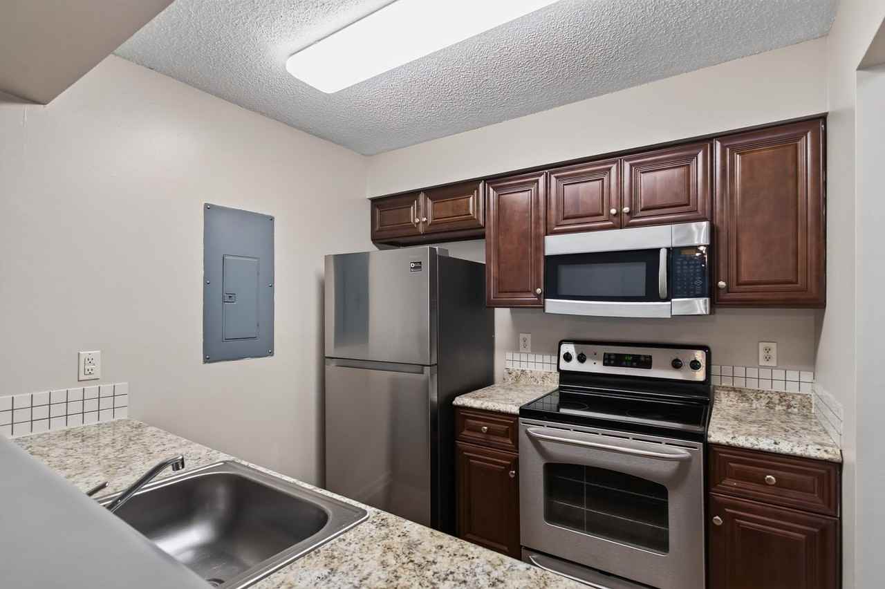 10 Tamarisk Quay Apt B - Photo 4 of 11