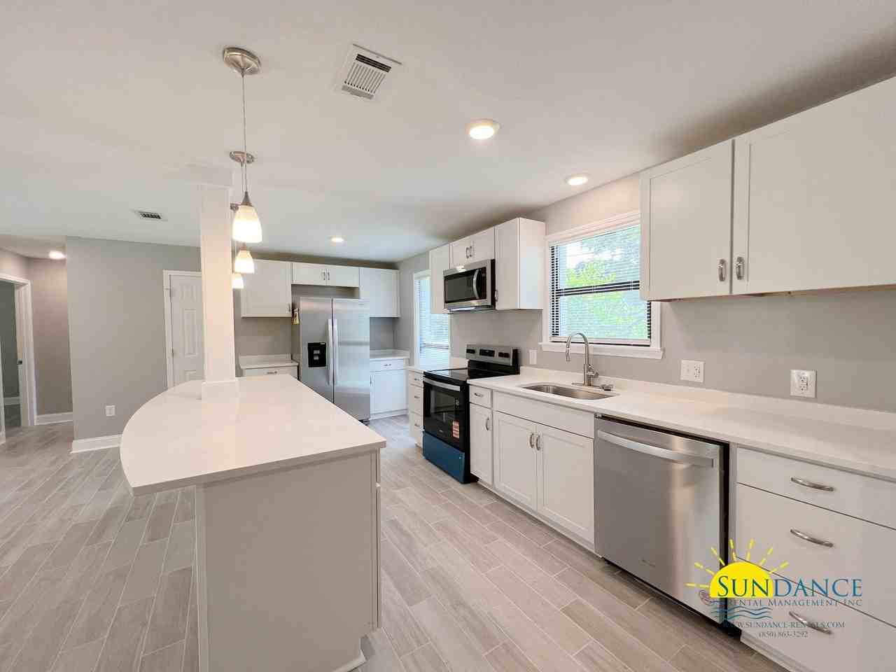 795 Bay St - Photo 4 of 20