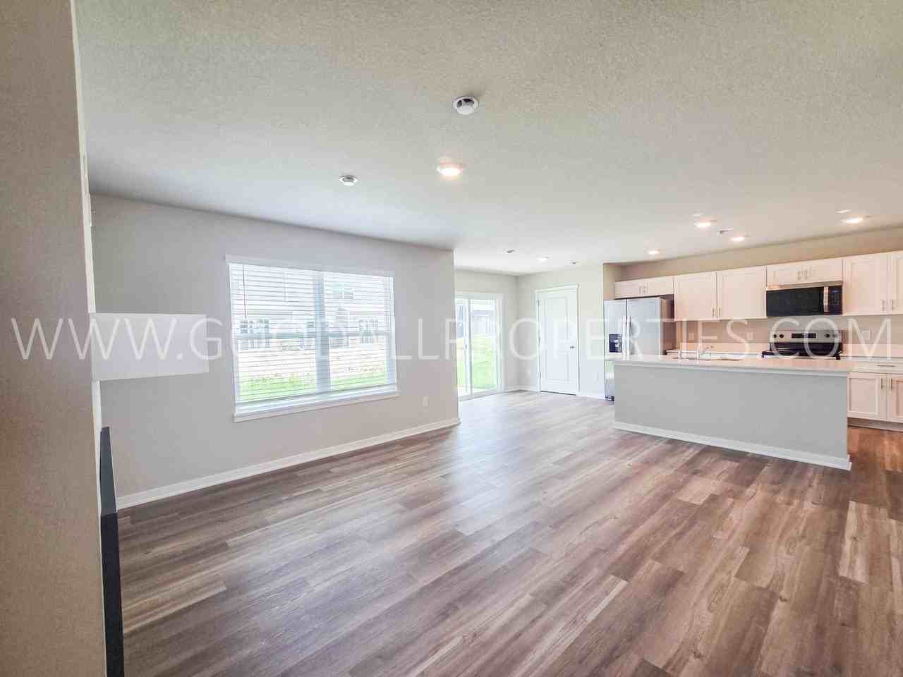 1047 Daisy Ln - Photo 3 of 14