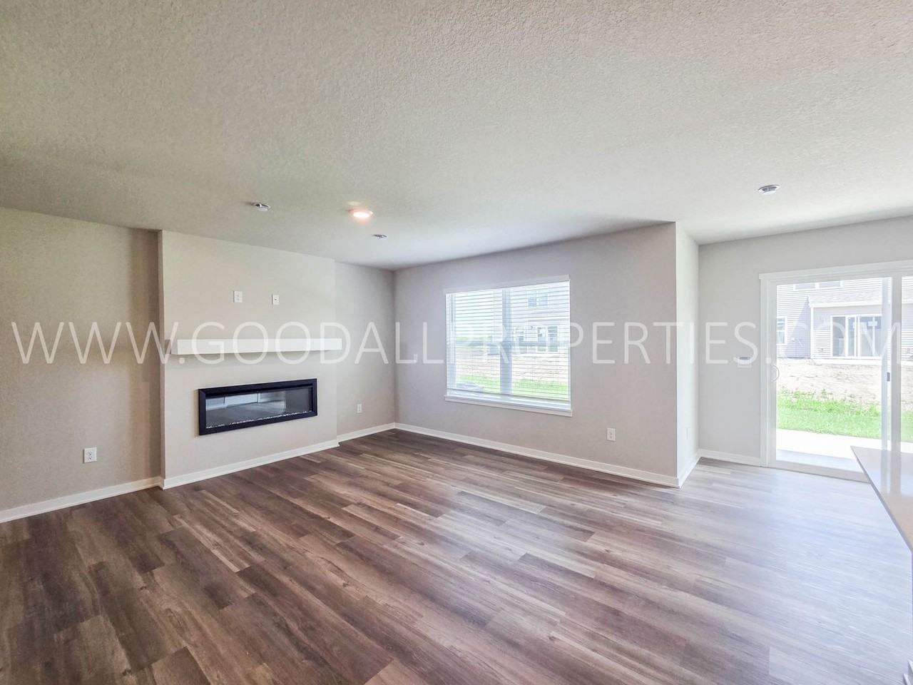1047 Daisy Ln - Photo 4 of 14