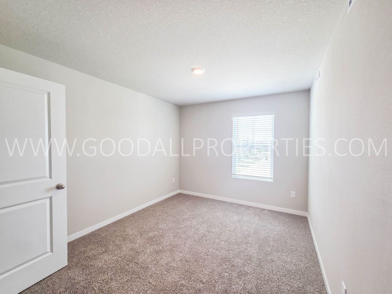 1047 Daisy Ln - Photo 6 of 14