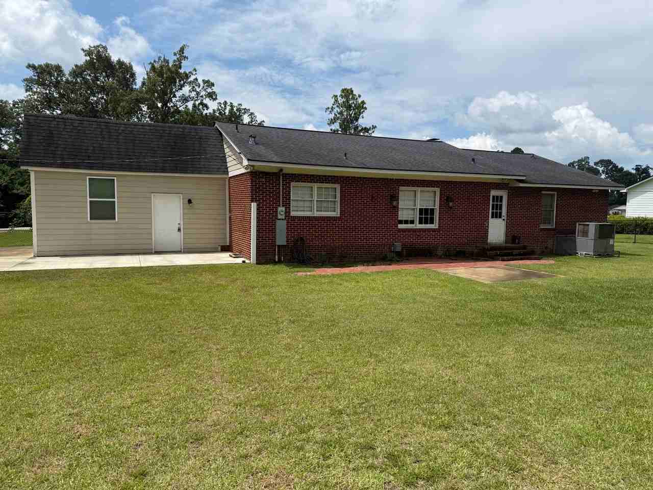 115 S Rosewood Dr - Photo 3 of 17